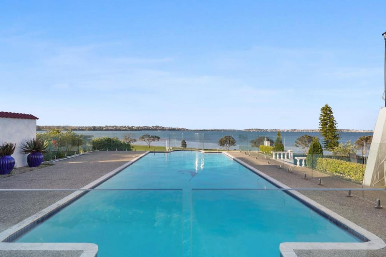 Magnificent Beachfront Mansion - Pool - Fireplace Auckland Exteriör bild