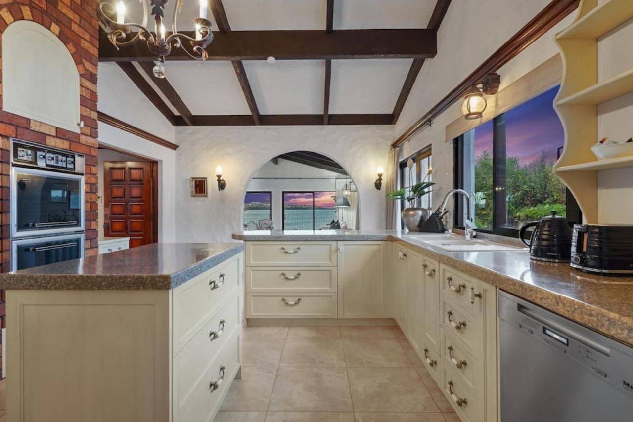 Magnificent Beachfront Mansion - Pool - Fireplace Auckland Exteriör bild