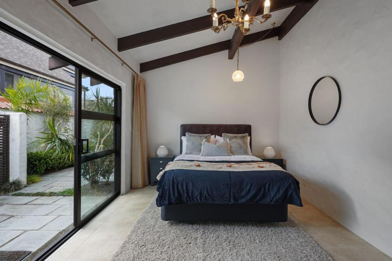 Magnificent Beachfront Mansion - Pool - Fireplace Auckland Exteriör bild