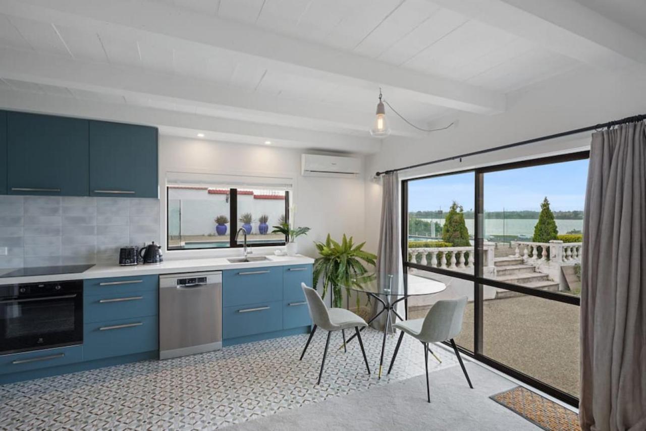 Magnificent Beachfront Mansion - Pool - Fireplace Auckland Exteriör bild