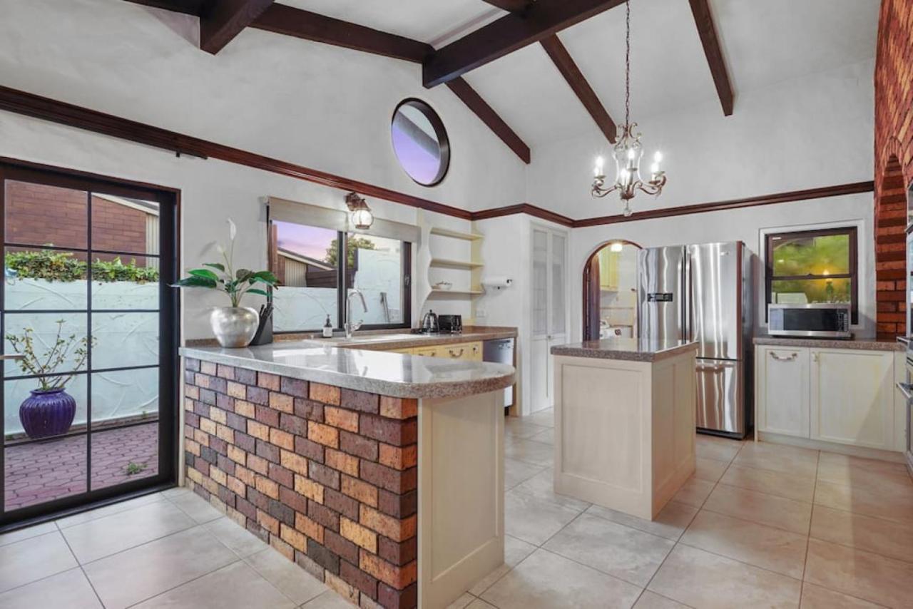 Magnificent Beachfront Mansion - Pool - Fireplace Auckland Exteriör bild