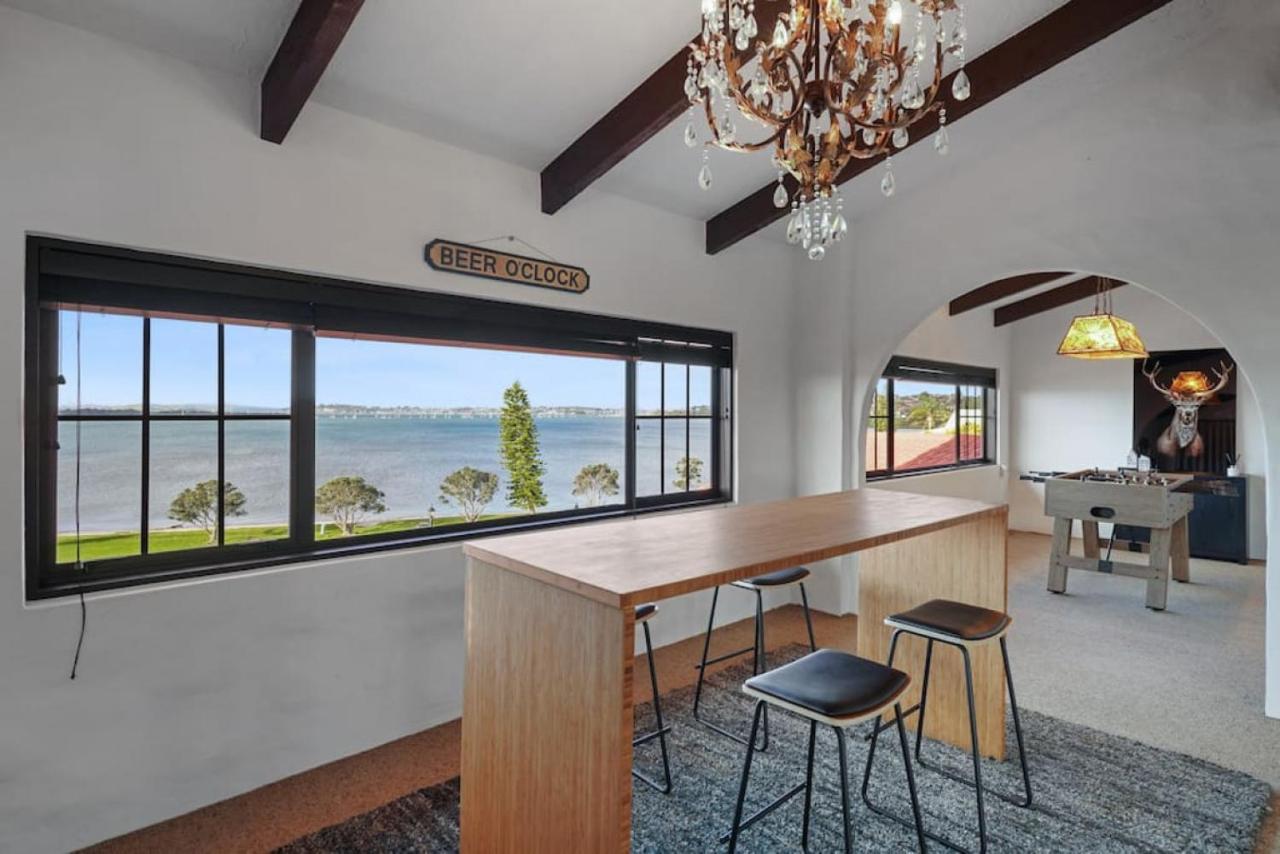 Magnificent Beachfront Mansion - Pool - Fireplace Auckland Exteriör bild
