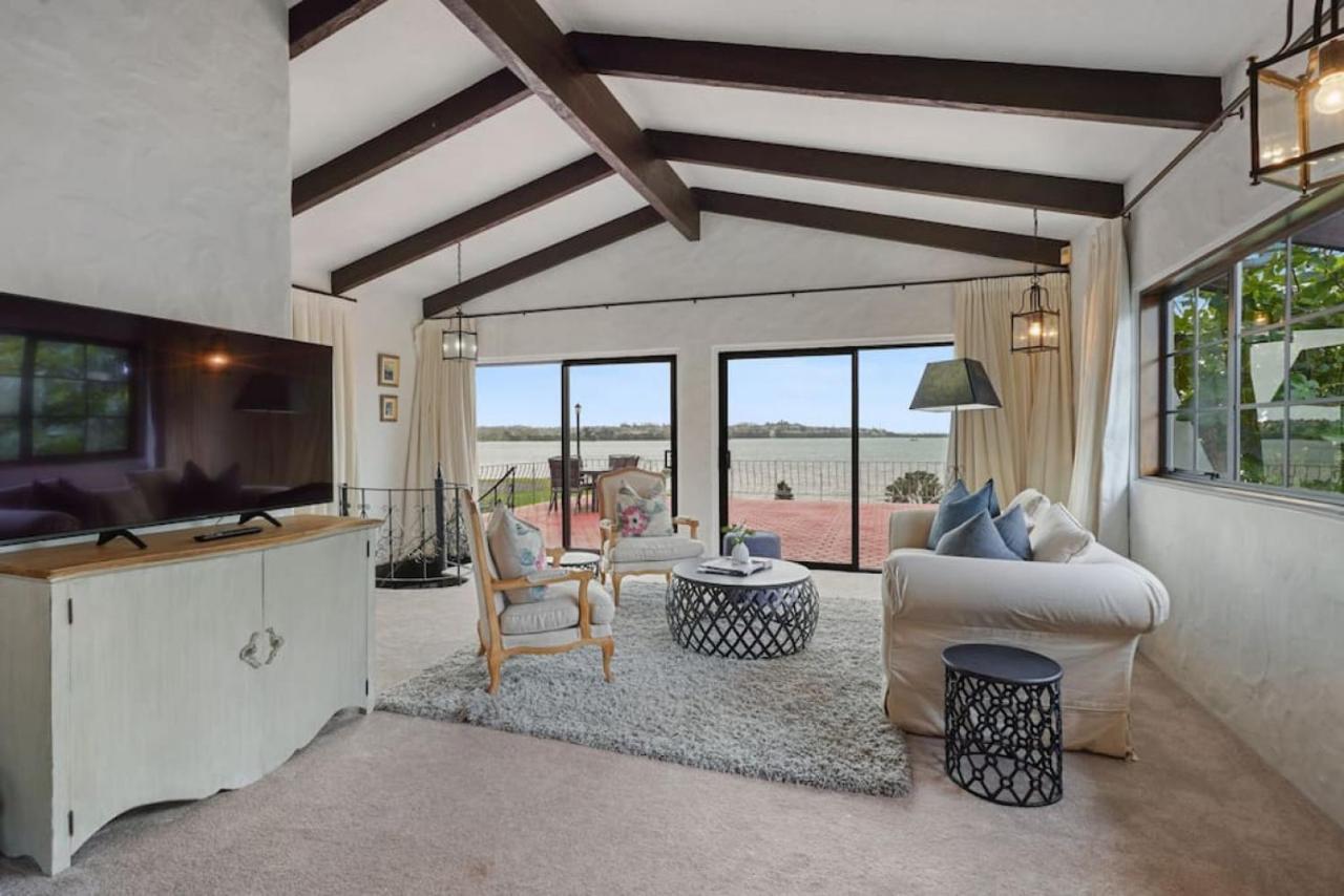 Magnificent Beachfront Mansion - Pool - Fireplace Auckland Exteriör bild